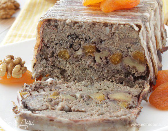 Готовый террин остудить до комнатной температуры в форме. Накрыть пищевой пленкой, сверху положить груз. Поставить в холодильник на ночь. Затем вынуть из формы, нарезать на ломтики и подать.