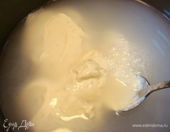 Воду достаточно сильно подогреть. В части воды развести сыр до полного растворения, добавить яйца и сахар, взбить, потом добавить растительное масло, в конце муку.
Из половины получившегося теста я напекла просто сырных блинчиков.