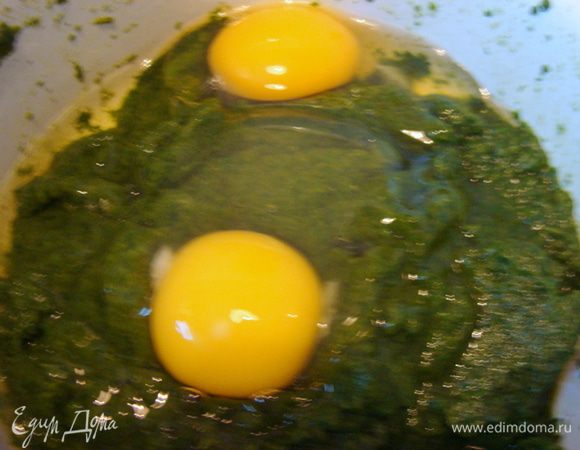 Шпинат залить кипятком, можно припустить на небольшом огне одну минутку. Воду слить, шпинат измельчить погружным блендером. Добавить яйца и щепотку соли, потом еще 50 мл масла растительного.
Смешать получившуюся смесь с оставшимся тестом.
