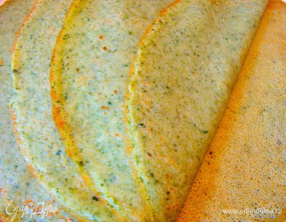 Напечь блинчики. Чтобы они не потеряли цвет, перевернув, нужно держать на сковороде не больше 20ти секунд, на небольшом огне. Так они останутся зелененькими с одной стороны обязательно!