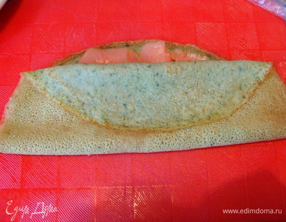 Чтобы скрутить розочку (ну или не знаю, как это назвать) нужно положить блин более зажаристой стороной на поверхность, на край положить кусочек рыбки, свернуть как на фото