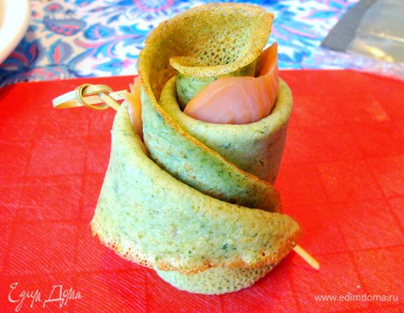 и завернуть в рулетик, скрепив в конце шпажкой.