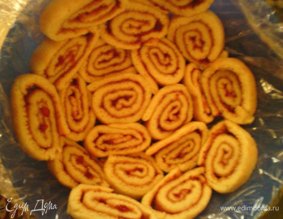 Бисквит:
 Взбить желтки и сахар до полного растворения сахара. Добавить муку. Взбить яичные белки до жесткого пика и добавить потихоньку в указанную выше смесь. Выложите тесто на противень, застеленной пекарской бумагой. Выпекать в течение десяти минут при 180 °. Переложить корж осторожно на влажное полотенце отделить от пекарской бумаги. Нанести варенье, свернуть плотно в рулет и поставить в холодильник, по крайней мере, на 30 мин (Это облегчает резку)