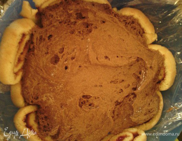 Небольшую круглую и глубокую посуду покройте пищевой пленкой. Разрежьте ролл на кусочки 1 см толщиной. Выложить в посуду очень плотно друг к другу.
Выложить мусс и накрыть оставшимися ломтиками.
Поставить в холодильник на 4 часа или на ночь.