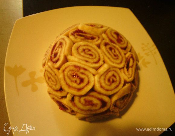 В момент подачи переверните блюдо на сервировочную тарелку, украсьте фруктами и взбитыми сливками.