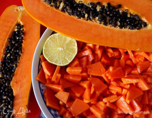 У меня было две спелых папайи примерно по 600г. Их надо почистить и порезать довольно мелко, полить соком лайма, перемешать и пока оставить в сторону.