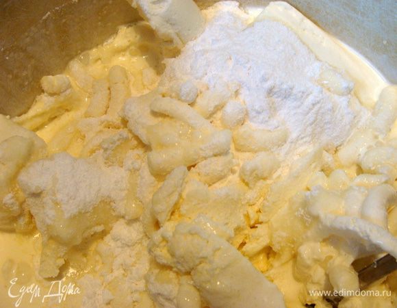 Желатин залить водой, когда набухнет развести его на медленном огне, постоянно помешивая и не доводя до кипения, остудить.
Творог смешать со сливками, сахарной пудрой и ванилином. Чтобы было вкуснее, лучше взять сливки 33%, но если вы считаете калории, то вполне подойдут и 10%.
Добавить охлажденный желатин, взбить миксером, потом смешать с папайей.
Выложить в форму и убрать в холодильник до полного застывания.
