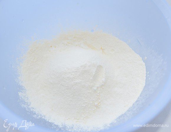 В большую миску просеять муку, разрыхлитель, соду и соль.