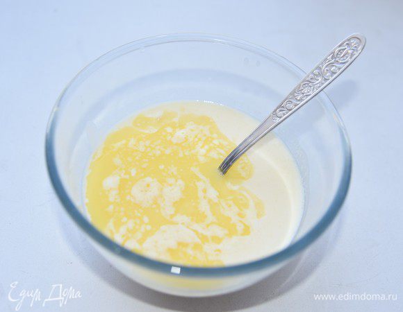 В другой миске взбить немного яйцо, добавить кефир, свежевыжатый апельсиновый сок (его должно быть половина стакана с одного средних размеров апельсина) и остывшее сливочное масло.