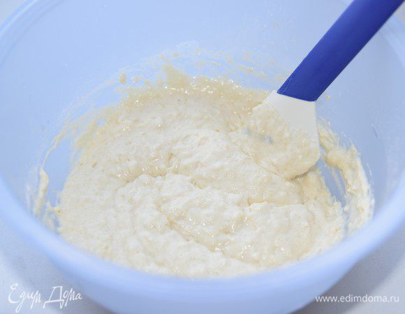 Добавить жидкие ингредиенты к сухим и слегка перемешать, так чтобы мука вмешалась. Оставить тесто комочками, не вымешивая его полностью.