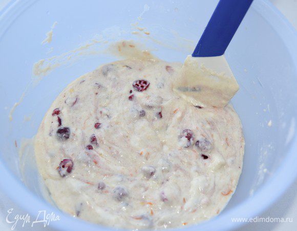 Добавить клюкву и перемешать.