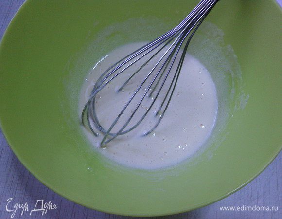 Яйца хорошо взбиваем с сахаром и ванильным сахаром.

