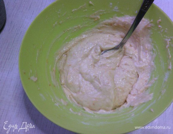 Далее добавляем растопленный маргарин, сметану, тыквенное пюре, цедру одного лимона. Все тщательно перемешиваем. Муку (стакан 180гр.) просеиваем с разрыхлителем, постепенно добавляем в тесто.

Тыквенное пюре: предварительно запекла тыкву (нарезанную на крупные куски с кожей) в фольге 1,5-2 часа в духовке при температуре 160 С. Она после легко отделяется способом "отскребание ложкой" от кожицы, полученное пюре измельчила блендером.