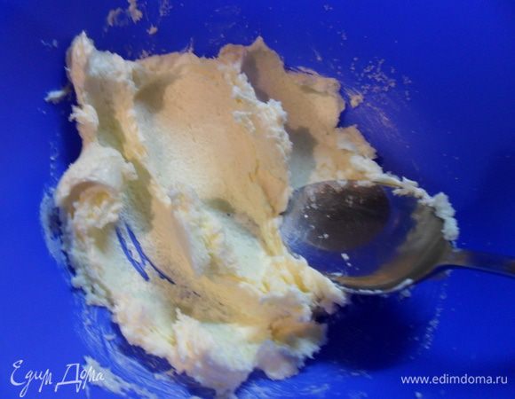 Для приготовления песочного теста растереть сливочное масло с сахаром.