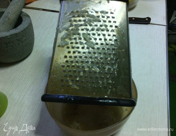 Пока пирог выпекается, приготовим заливку. Чищенный лимон натереть на средней терке.
