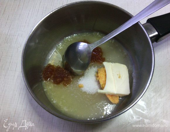 В кастрюльке смешиваем сливочное масло, сахар, тёртый лимон и мед.  Я дополнительно добавила 1 ч.л. апельсинового масла.