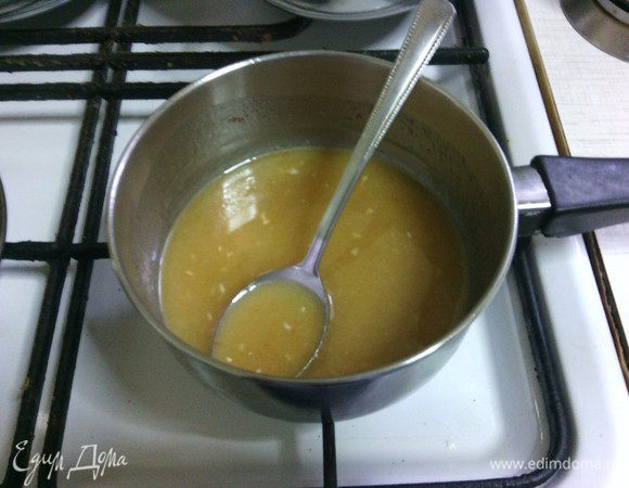 Ставим на средний огонь, нагреваем пока сахар не растворится и смесь не станет однородной.
