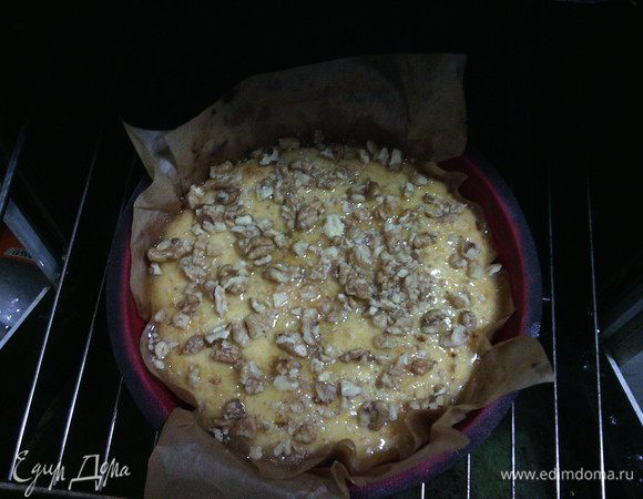 Как только пирог подрумянился, вытащить его, палочкой (например, как для суши) делаем в нем дырочки. Сверху выливаем нашу лимонную заливку, посыпаем резанными орехами (у меня были грецкие). Ставим обратно в духовку для "подрумянивания" орехов (примерно минут 10-15).