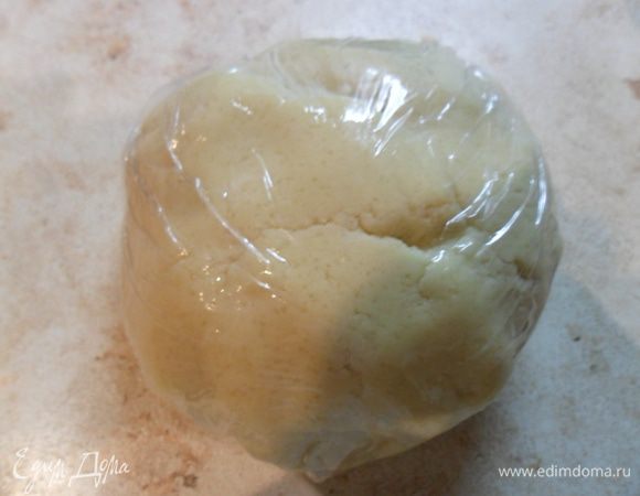 Муку смешать с разрыхлителем и просеять в масло. Замесить тесто, завернуть в пленку и положить на 30 минут в холодильник.