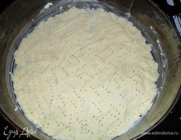 Раскатать руками на дне разъемной формы и хорошо проколоть вилкой. Выпекать при температуре 180С 12-15 минут. Вынуть и дать остыть. 