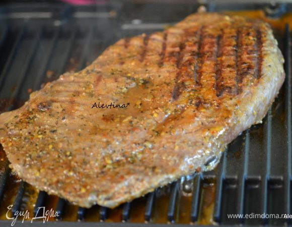 Обжарить на гриле или на сковороде гриль по 4-5 минут с каждой стороны до кондиции, что вы предпочитаете.