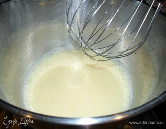 Для приготовления бисквитного теста взбить яйца с 4 столовыми ложками горячей воды.