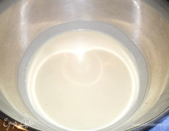 Постепенно высыпать сахар с ванильным сахаром и взбивать еще 2 минуты.