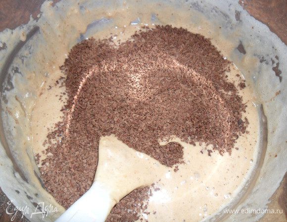 Муку просеять с разрыхлителем и какао, и соединить со взбитой массой. Аккуратно добавить тертый шоколад на мелкой терке.