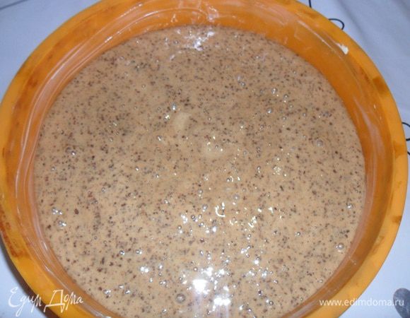 Тесто выложить в форму 24-26 см лучше в разъемную, застеленную бумагой. У меня силиконовая, так как я пекла одновременно с песочным, а двух одинаковых форм у меня нет.