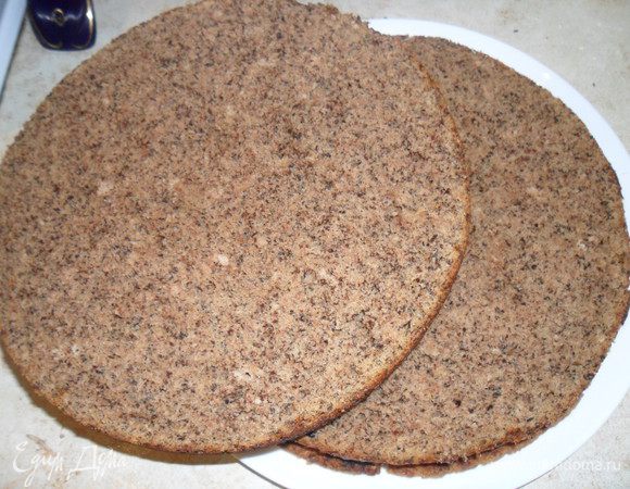 Выпекать при 180С 25-30 минут, проверяйте готовность зубочисткой. Готовый бисквит достать из формы и дать ему полностью остыть. Затем разрезать горизонтально пополам.