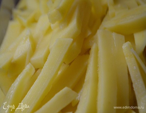 В кастрюлю налить 2 литра воды, вскипятить. Картофель почистить, помыть и порезать брусочками. Закинуть в кастрюлю и дать закипеть. Снять накипь.