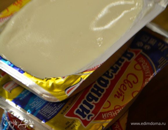 Следом добавить сыр. Я предпочитаю вот такой в баночках "янтарный", он быстрее и лучшее растворяется, чем в брикетах и с ним вкус намного ярче! Перемешать и варить до готовности картофеля.