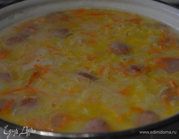 Добавить содержимое сковороды в кастрюлю и поварить еще 5 минут. Зелень помыть, обсушить и порезать. Добавить в кастрюлю. Довести до кипения и выключить.