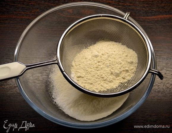 Первым делом приготовить бисквит. Для этого духовку включить разогреваться на 175°C. Форму для выпечки (24см) смазать слегка маслом и присыпать мукой. Затем пару раз просеять муку и крахмал.