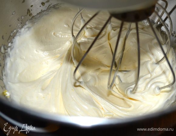 После этого переложить яичную смесь в чашу стационарного миксера (или ручным элетромиксером) взбить яичную массу до пышного состояния, примерно 10 минут.