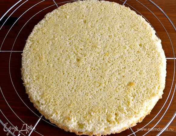 Дать бисквиту остыть и затем вытащить его из формы и положить на решетку.