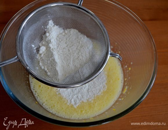 Всыпать просеянную муку и в несколько этапов влить молоко. Как следует все перемешать.