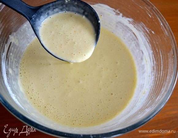 Тесто не должно быть слишком жидким и легко стекать с ложки.