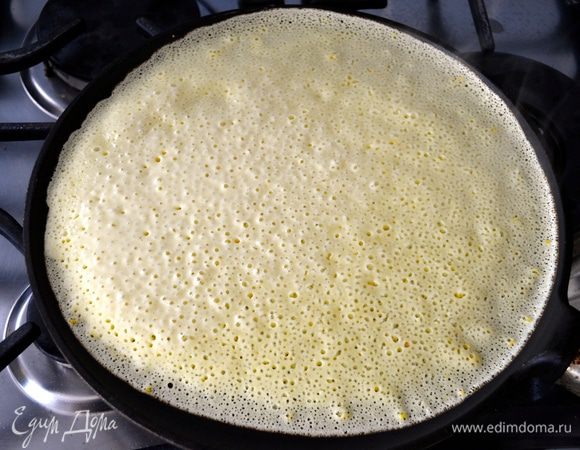 Разогреть сковороду для выпечки блинов и вылить первый половник теста на сковороду. Хочу сказать, что мне очень нравятся эти блины. Готовлю не первый раз. Они получаются достаточно плотные и очень ароматные! Зажариваются красиво и равномерно.