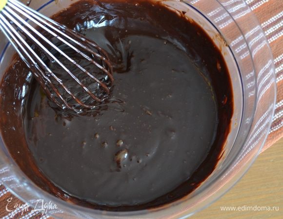 Приготовить шоколадный мусс. Шоколад поломать на маленькие кусочки и сложить в миску. 125 г сливок нагреть, чуть-чуть не доводя до кипения. Вылить сливки в шоколад, подождать 30 секунд и размешать до гладкой, блестящей массы.