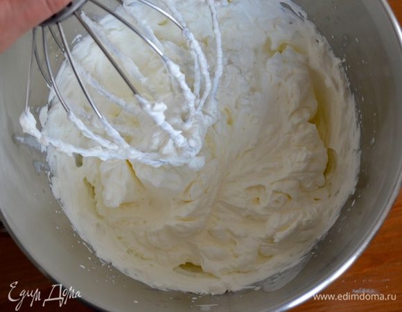 Взбить 375 г сливок до устойчивых пиков (не перебейте!).