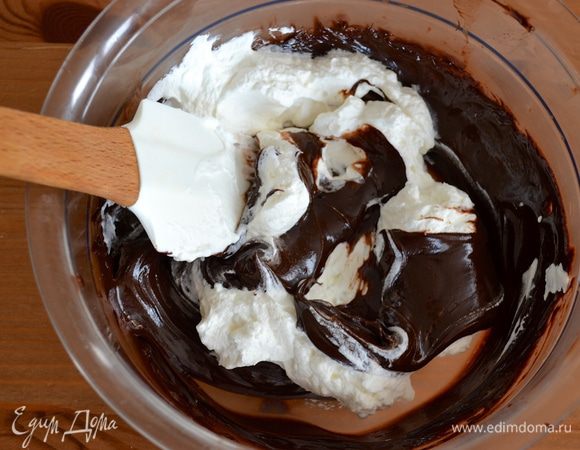 В остывший шоколадный ганаш добавить пару ложек взбитых сливок и перемешать.