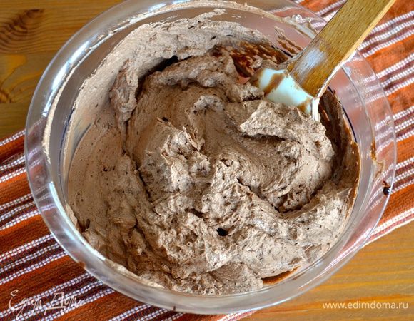 Затем добавить остальные сливки и очень аккуратно, снизу вверх, перемешать до полного объединения. До использования убрать в холодильник.