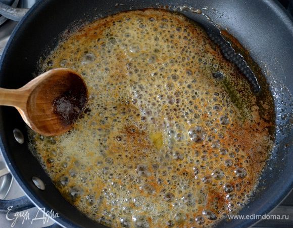 Включить огонь на достаточно сильный и подождать, пока сахар растает и поменяет цвет на янтарный. Сразу добавить сливочное масло и растопить его, смешивая с карамелью.