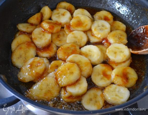 Выложить в сковороду бананы. Осторожно помешивая, очень быстро обжарить их в карамели, не более 1 минуты, иначе они развалятся. Снять сразу же с огня и отставить в сторону.