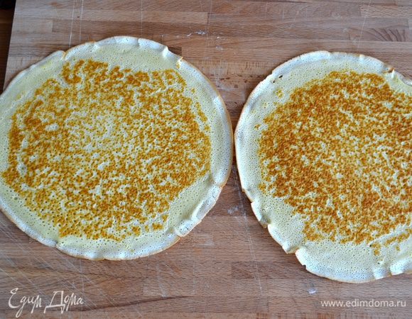 На рабочую поверхность положить два блина.