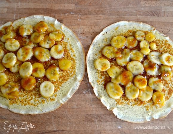 На них выложить бананы в карамели и распределить по всей поверхности блинов.