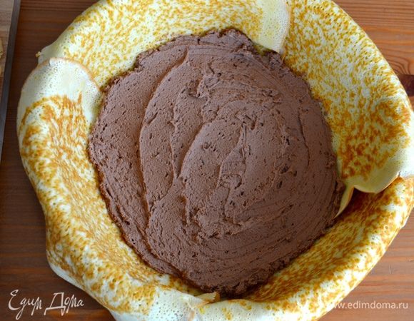 Выложить немного шоколадного мусса.