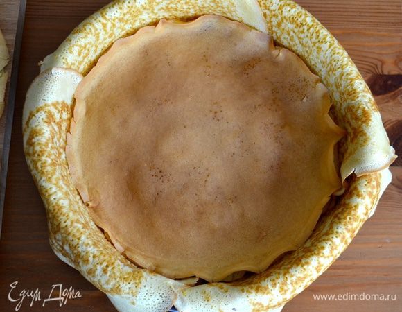 Сверху положить первую пару блинов с бананами.