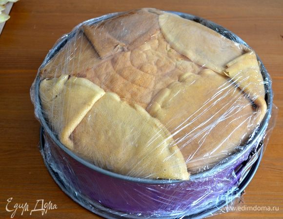 Очень плотно обернуть форму пищевой пленкой. Это поможет защитить торт от высыхания, а также придаст краям блинов нужную форму. Убрать торт в морозилку на ночь.